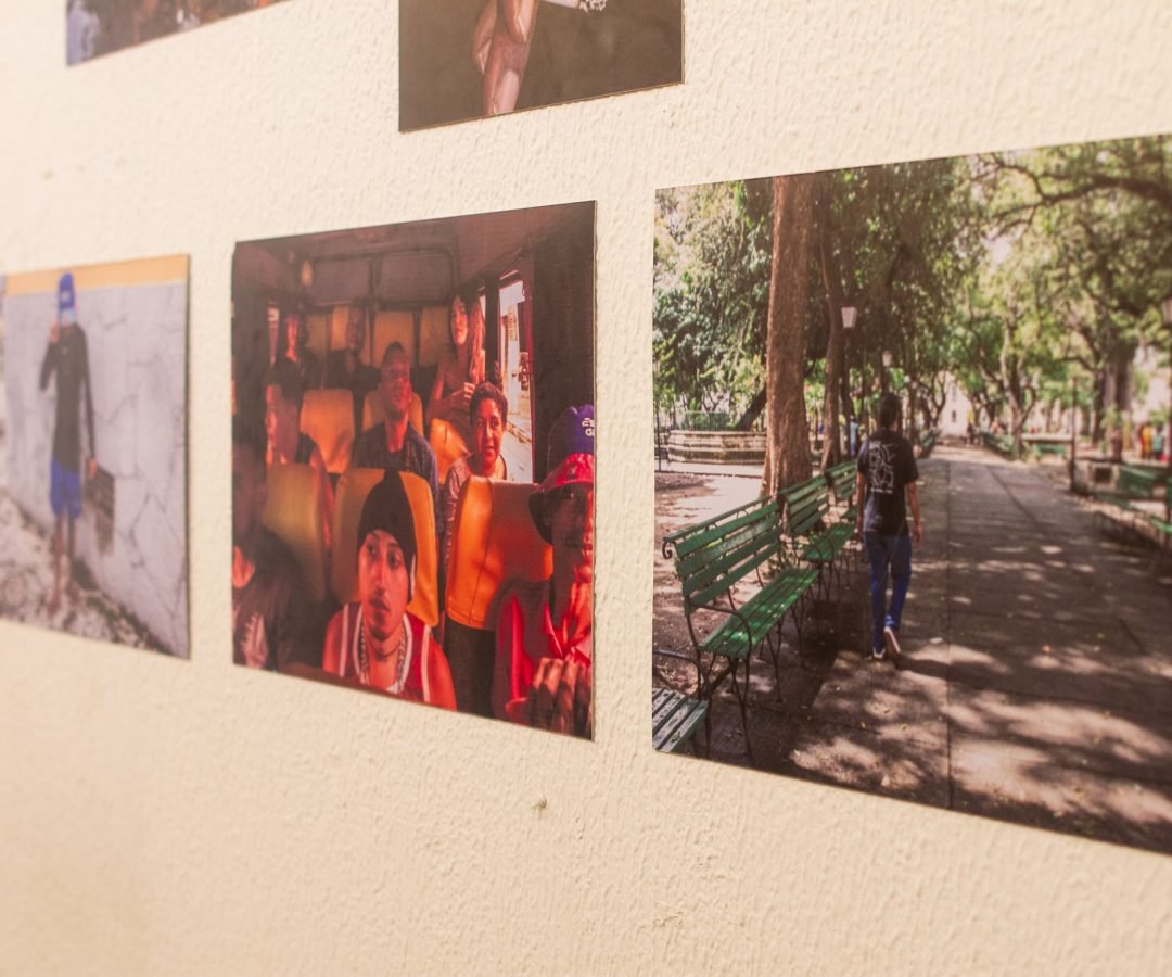 Após inauguração no CDMAC e Hub Cultural Porto Dragão, exposição de fotos produzidas por pe...