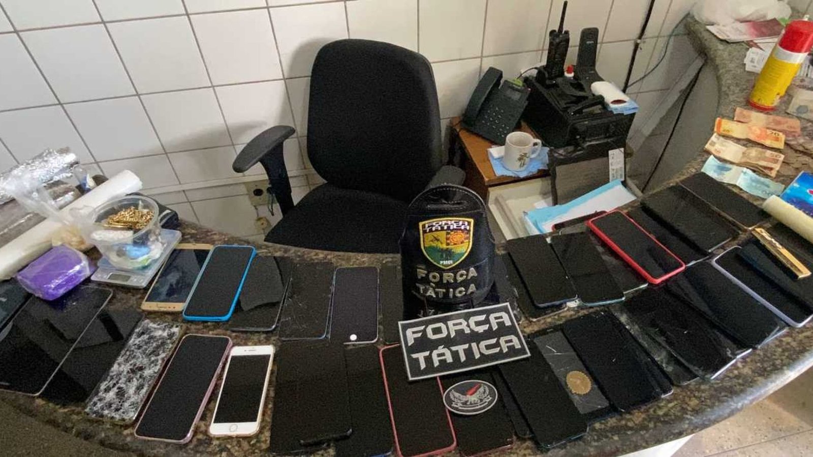 IM-Policia-Militar-prende-suspeito-com-46-celulares-maconha-cocaina-e-crack-na-Vila-Velha