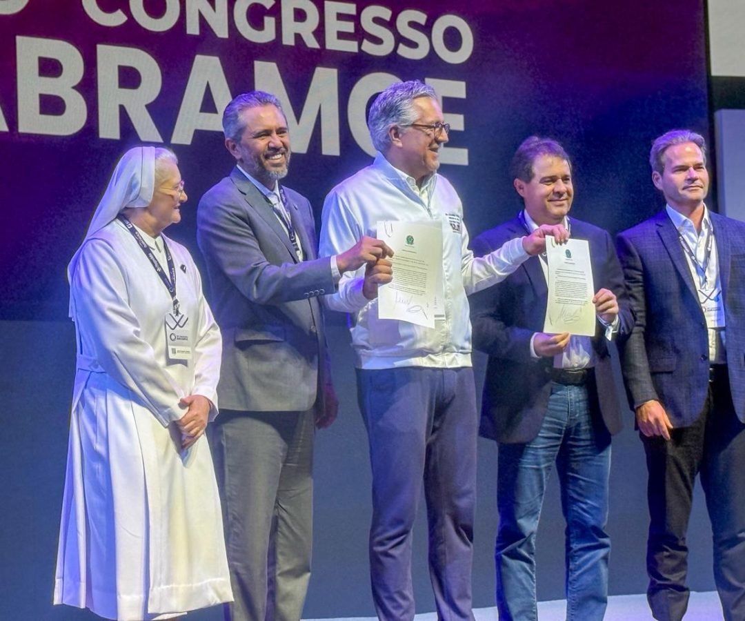 Com o termo, a regulação de pacientes poderá acontecer por meio do Grupo Hapvida em Fortaleza,...