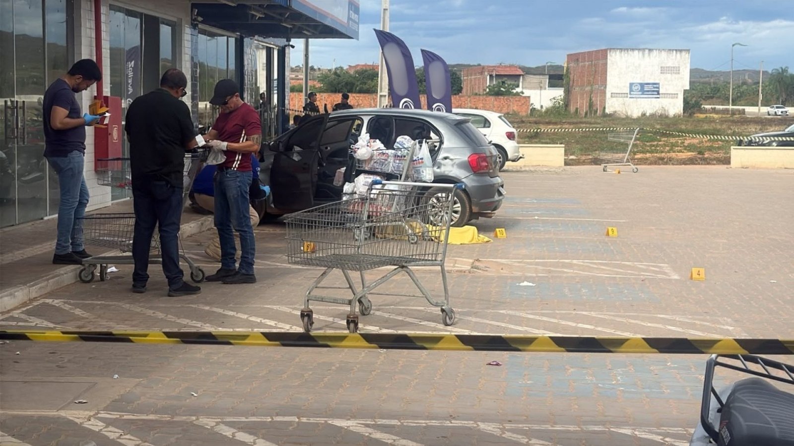 Ataque a tiros em Missão Velha deixa homem morto e companheira ferida em supermercado
