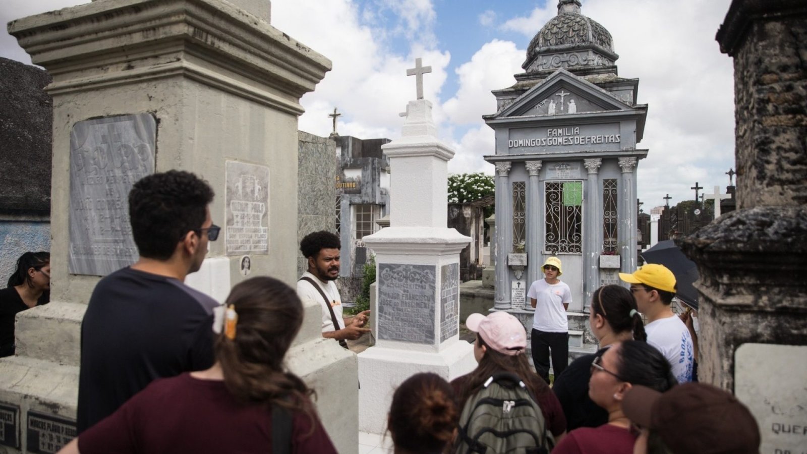 Cemitério São João Batista em Fortaleza: tours revelam história e lendas sobrenaturais