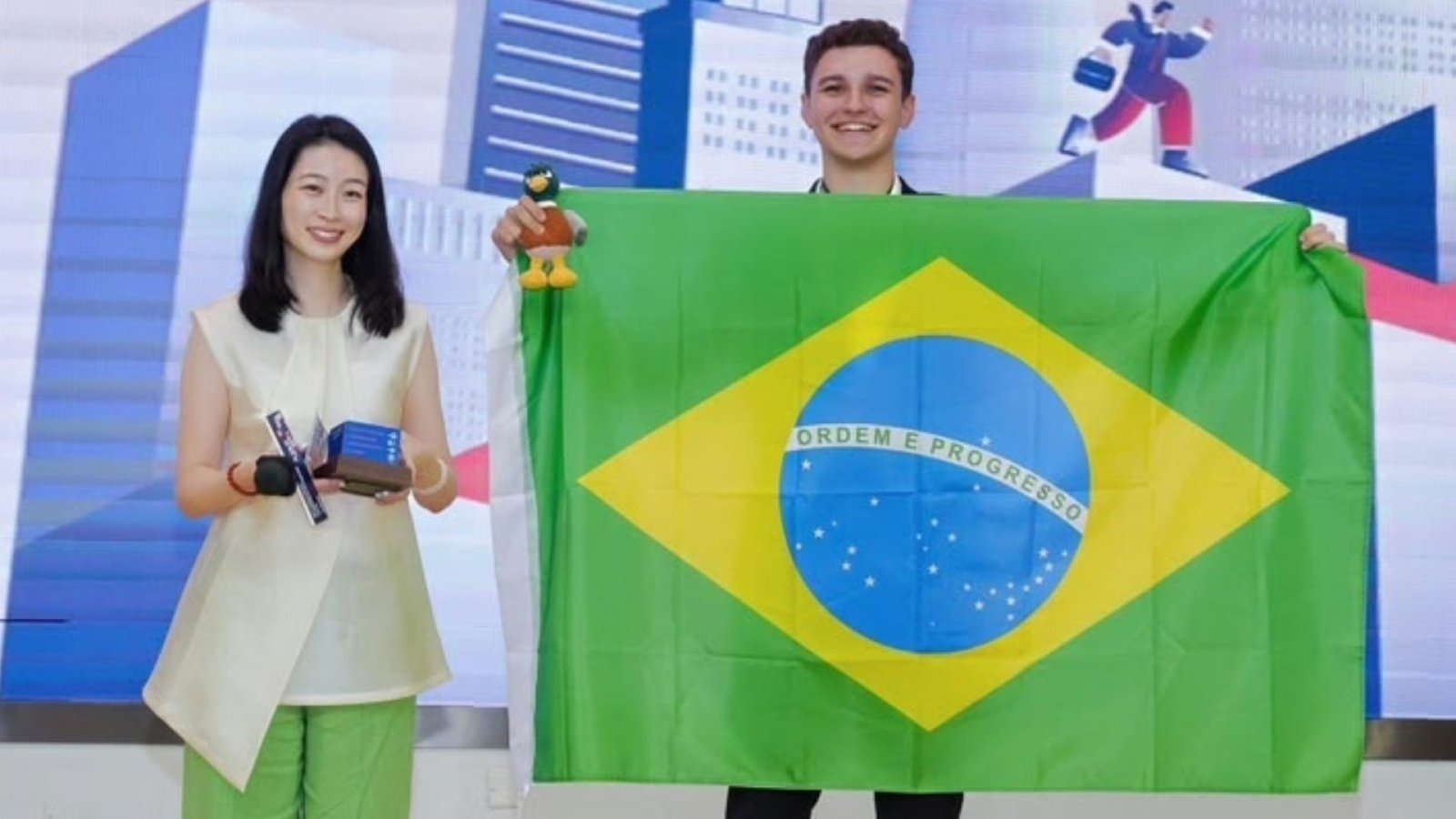 Estudante cearense conquista ouro em olimpíada internacional de economia na China e compartilha segredo do sucesso