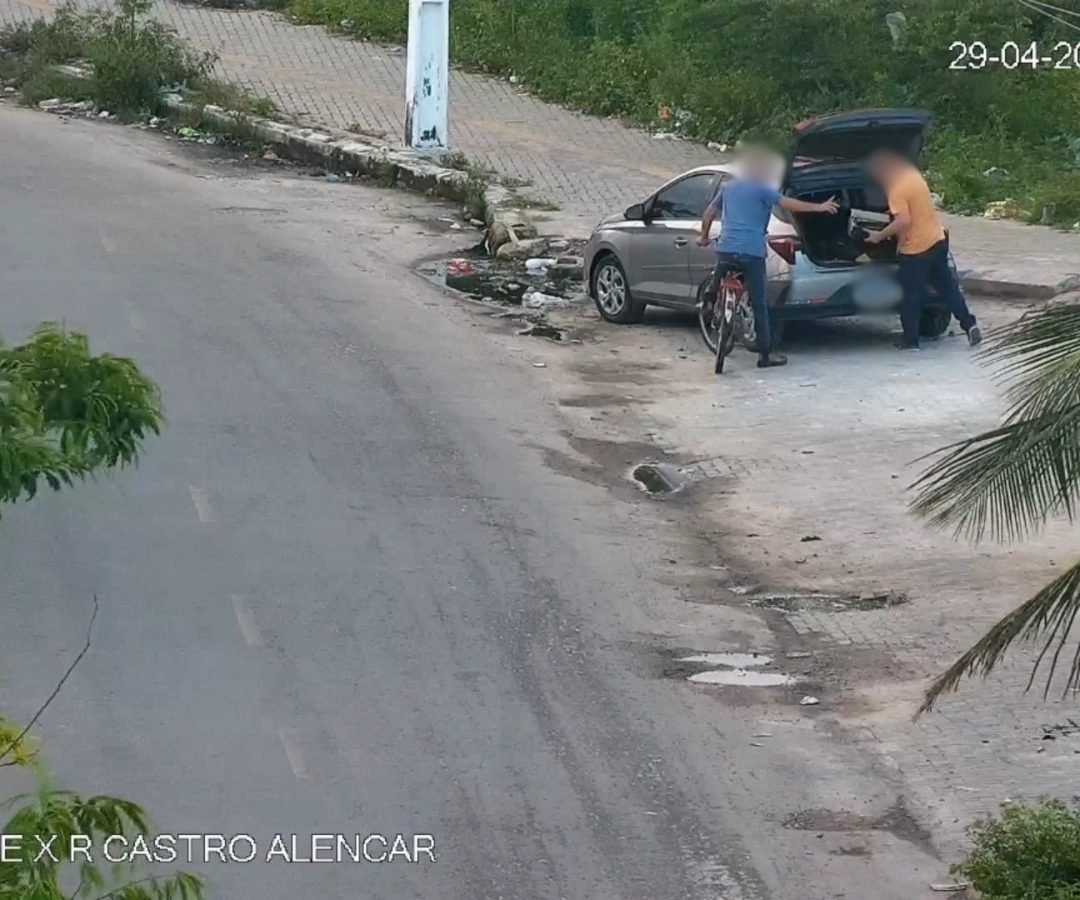 descarte irregular de lixo e leva bronca de cic Câmeras de segurança flagraram o