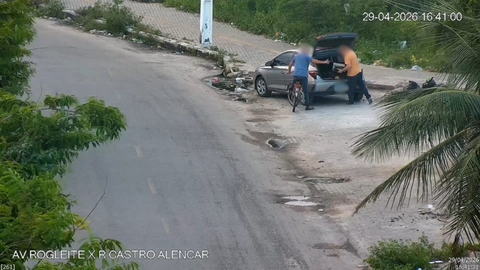 descarte irregular de lixo e leva bronca de cic Câmeras de segurança flagraram o