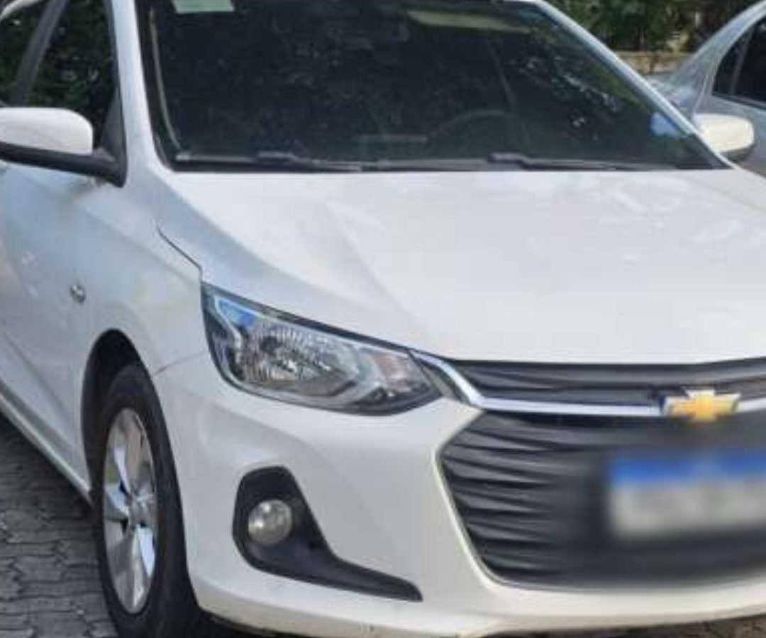 abraçadeiras plásticas. Ela foi imediatamente resgatada, e os dois suspeitos for