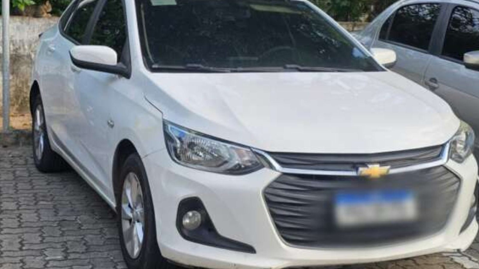 abraçadeiras plásticas. Ela foi imediatamente resgatada, e os dois suspeitos for