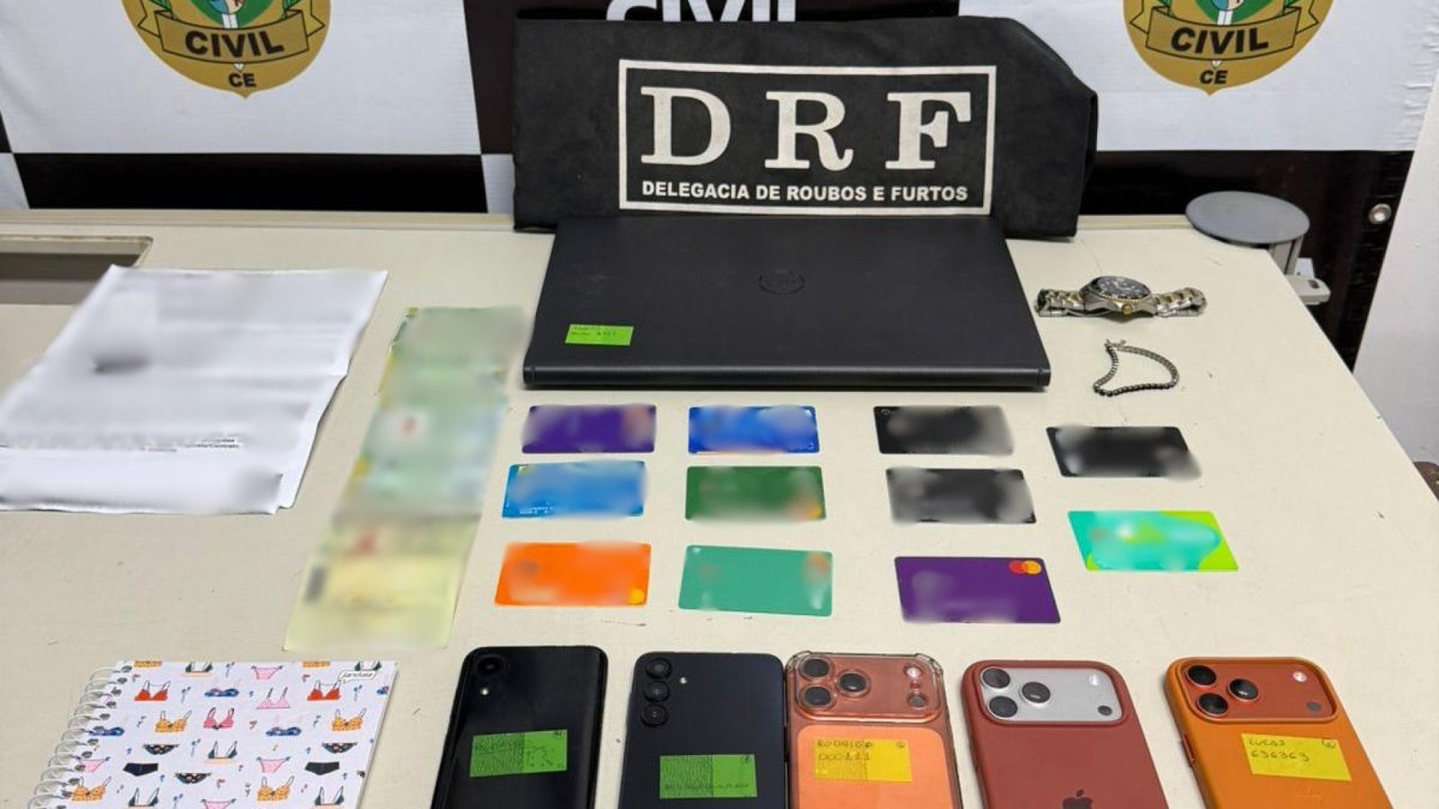meio da Delegacia de Roubos e Furtos (DRF), resultou na prisão em flagrante de d
