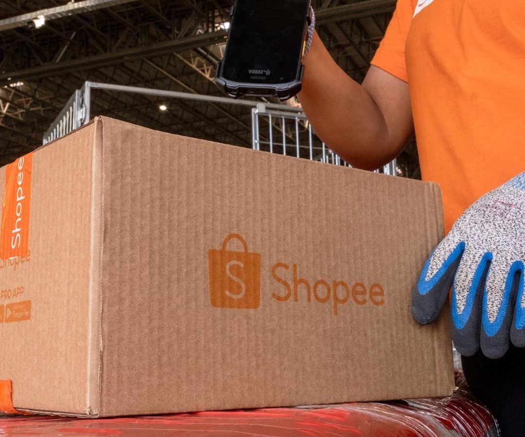 dia. A estrutura física do marketplace conta com equipamentos como esteiras de l