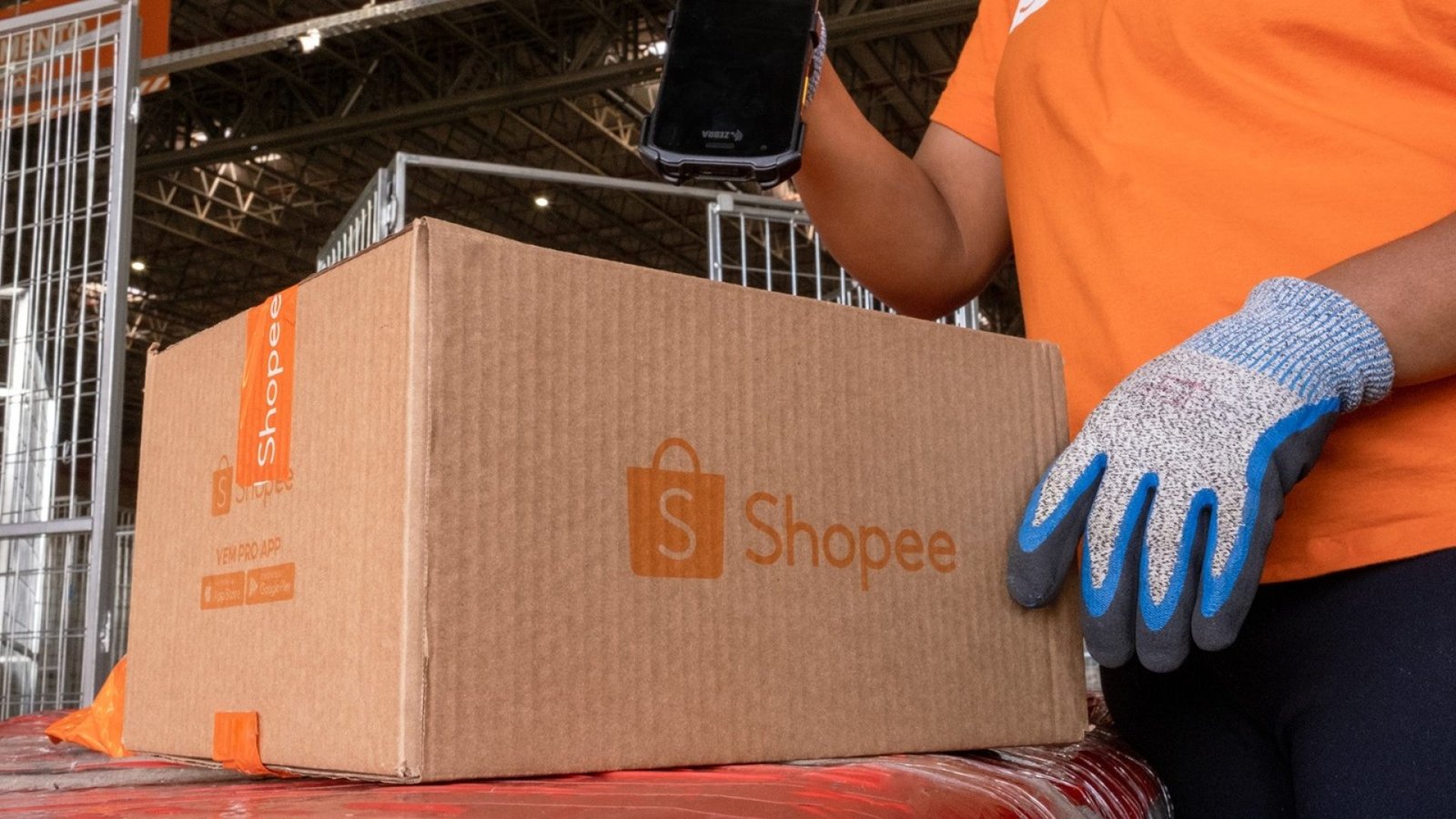 dia. A estrutura física do marketplace conta com equipamentos como esteiras de l