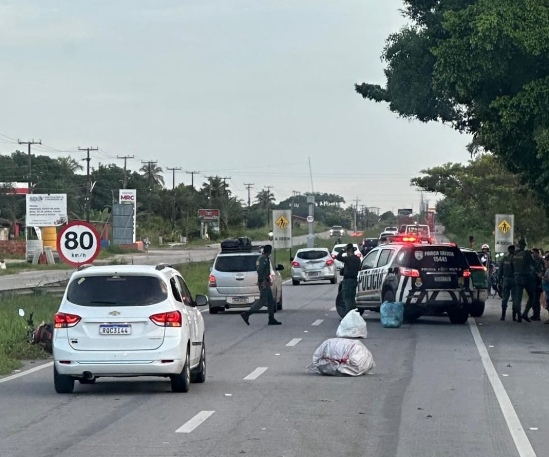te interurbano parou próximo ao policial, e os dois motoristas desceram para ten