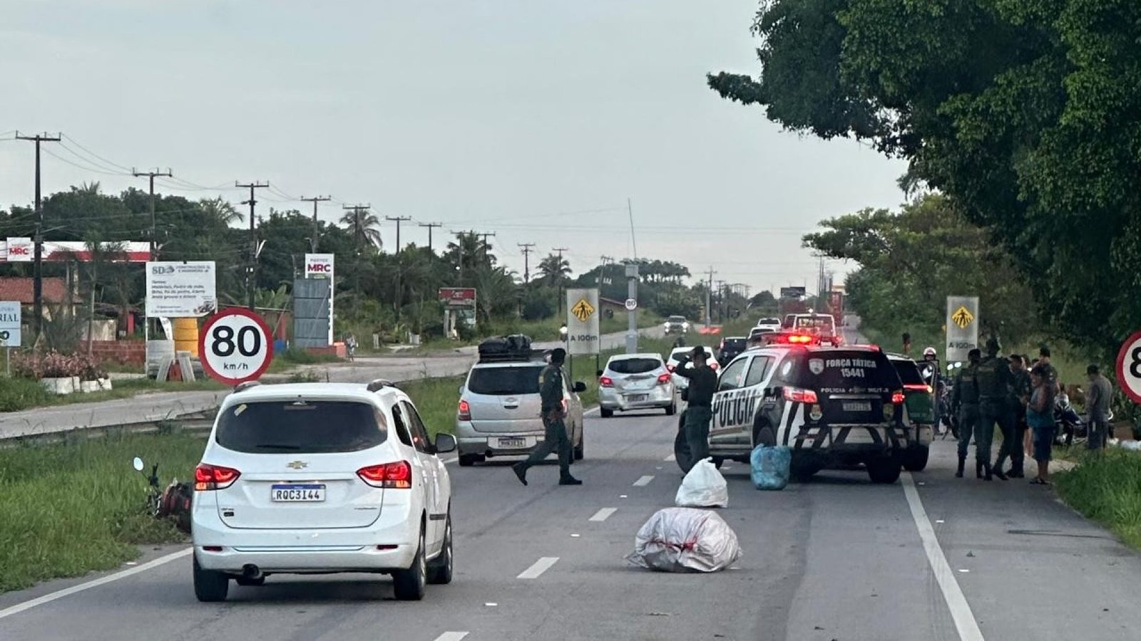 te interurbano parou próximo ao policial, e os dois motoristas desceram para ten