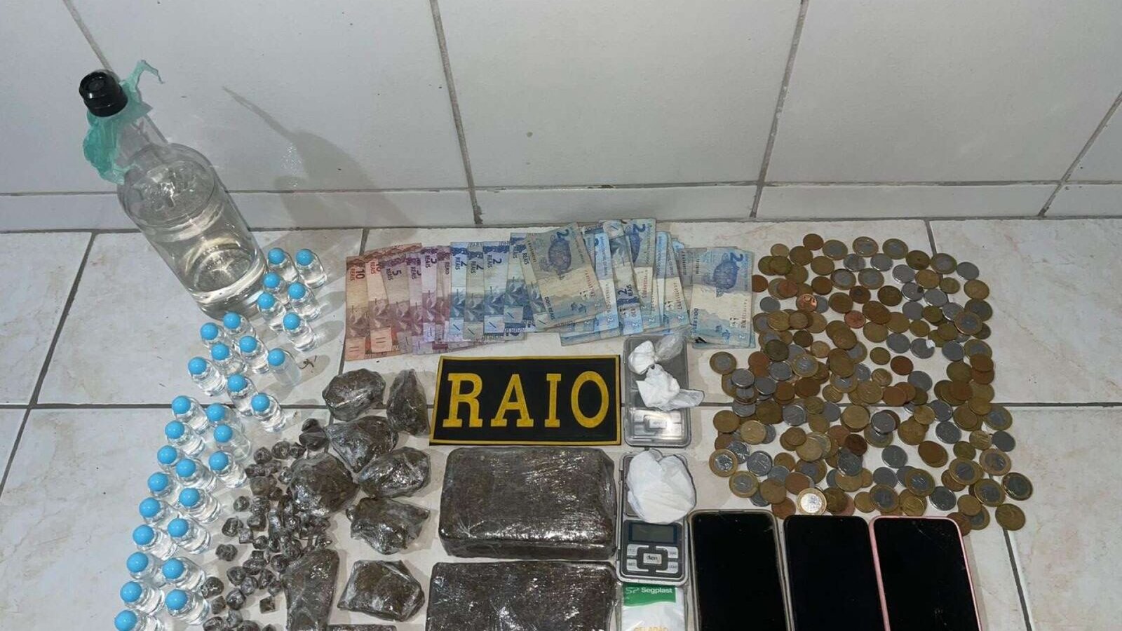 Polícia Militar desarticula ponto de tráfico de drogas no bairro Barroso II em Fortaleza