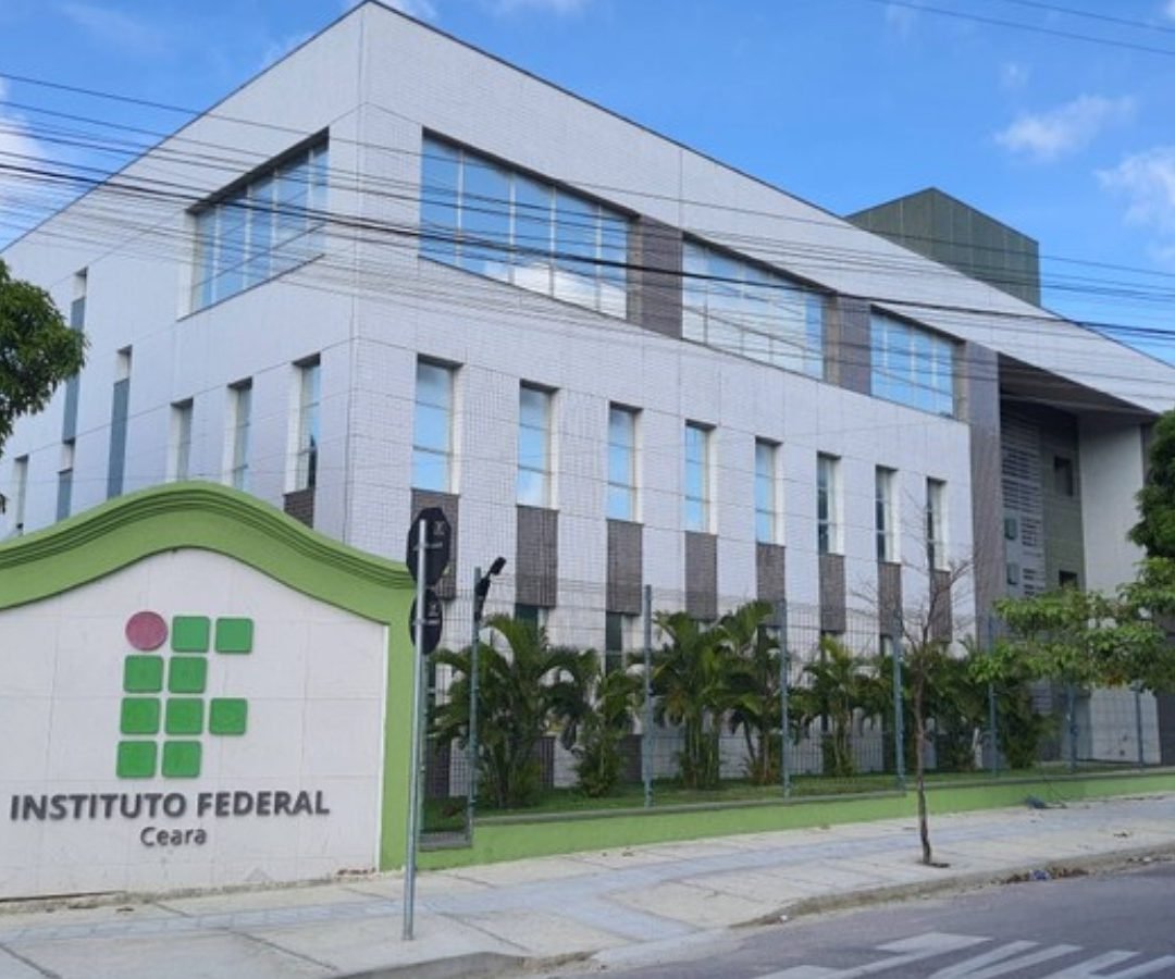 meio de prova de conhecimento gerais e redação. Clique aqui para seguir o canal
