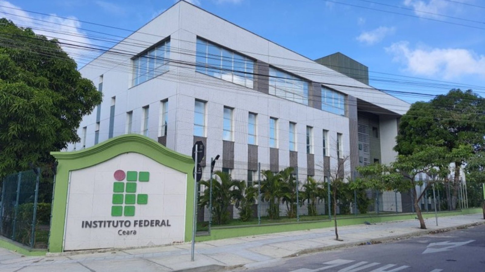 meio de prova de conhecimento gerais e redação. Clique aqui para seguir o canal