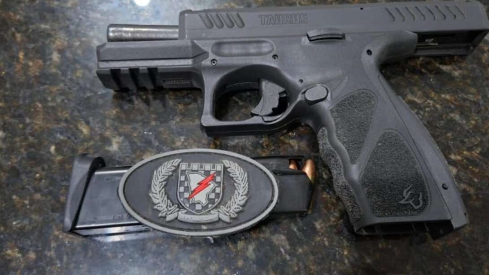 Homem é preso com pistola 9mm em bar no bairro Siqueira, em Fortaleza