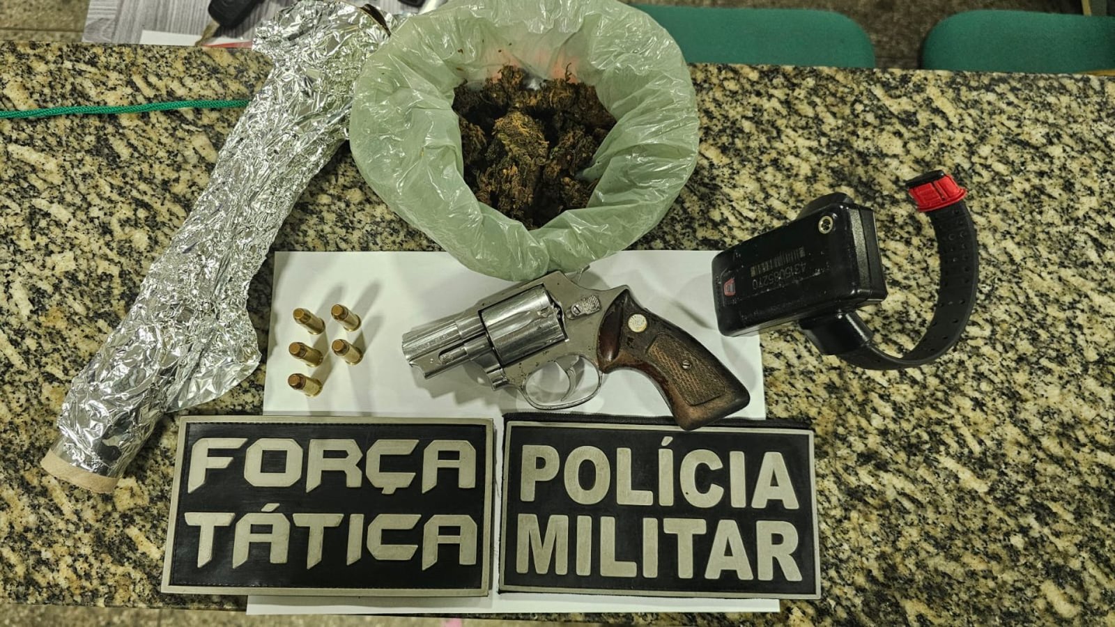 Ação da Força Tática resulta em prisões e apreensão de arma e drogas em Tianguá