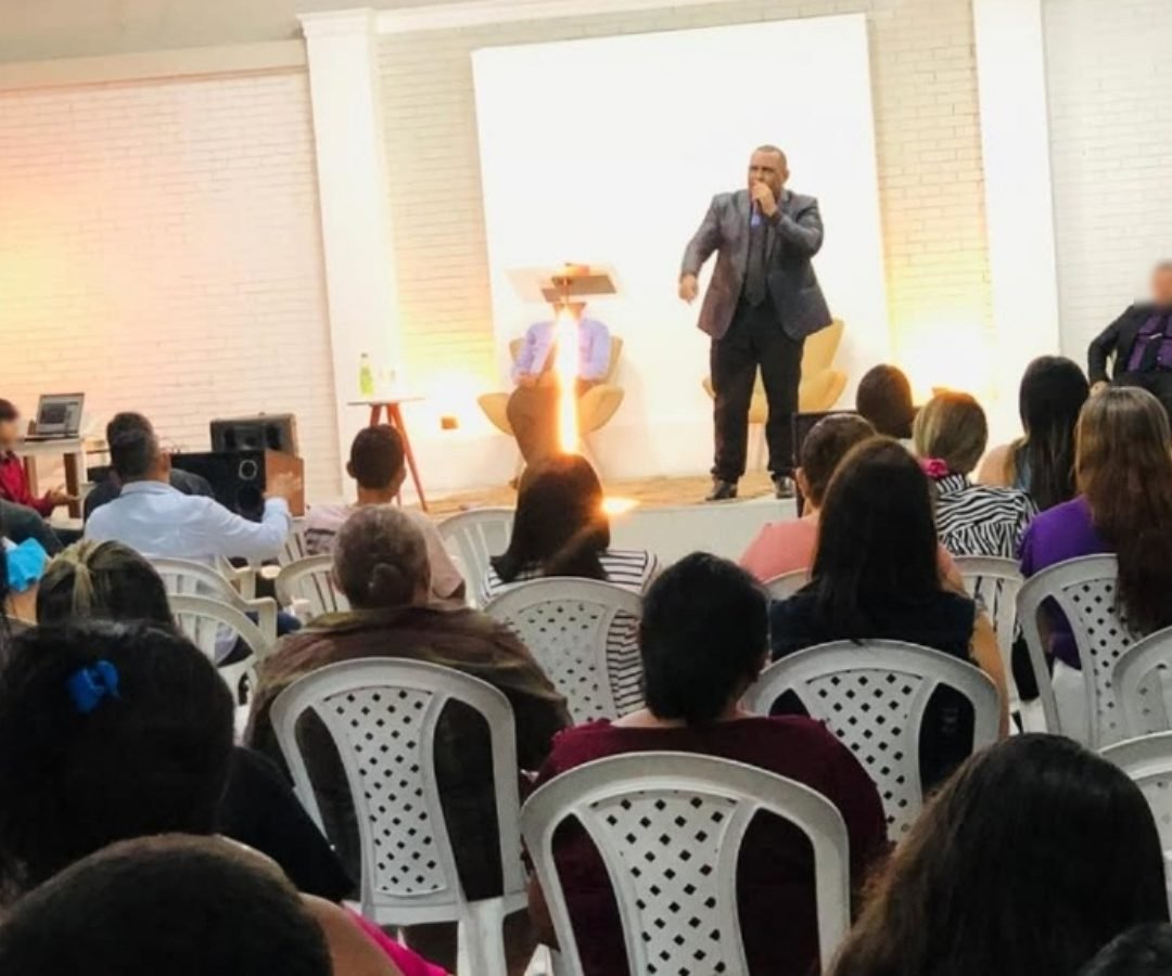 cima da roupa sem colocar a mão. Ele passou a mão e, pouco depois, mostrou um pe