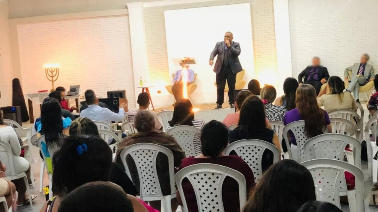 cima da roupa sem colocar a mão. Ele passou a mão e, pouco depois, mostrou um pe