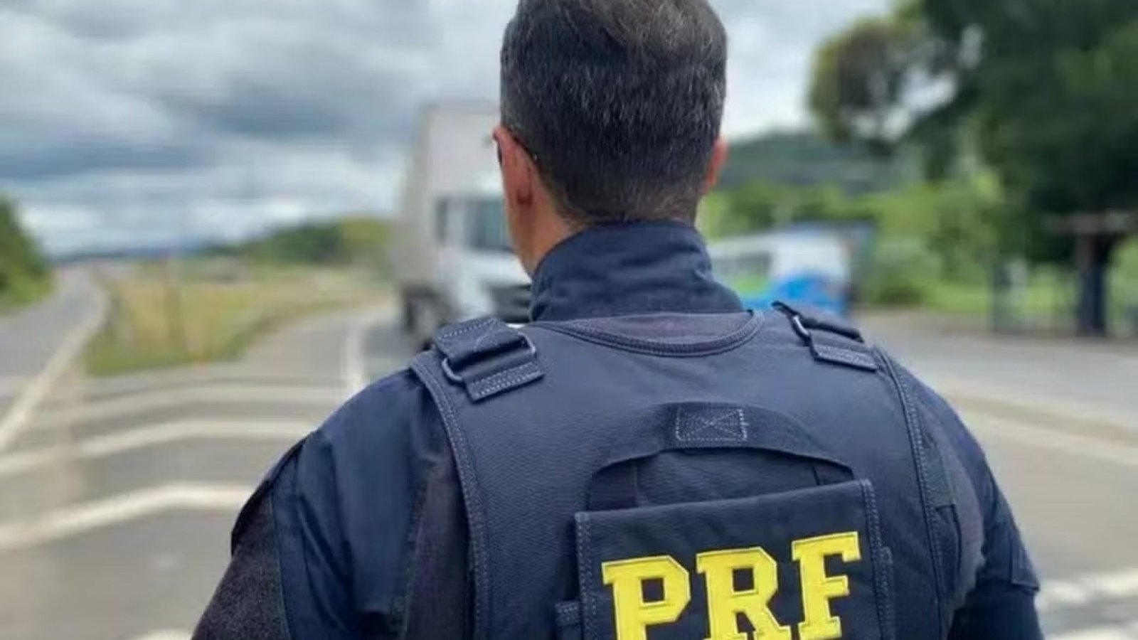 uma carreta que trafegava pelo fluxo principal da rodovia. O Serviço de Atendime