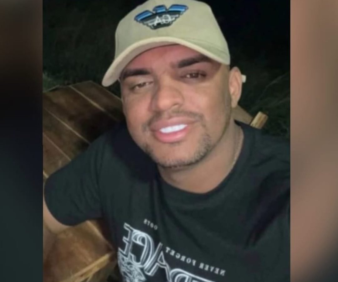 homens que chegaram ao local em uma moto. Ele tentou se esconder dentro de um co