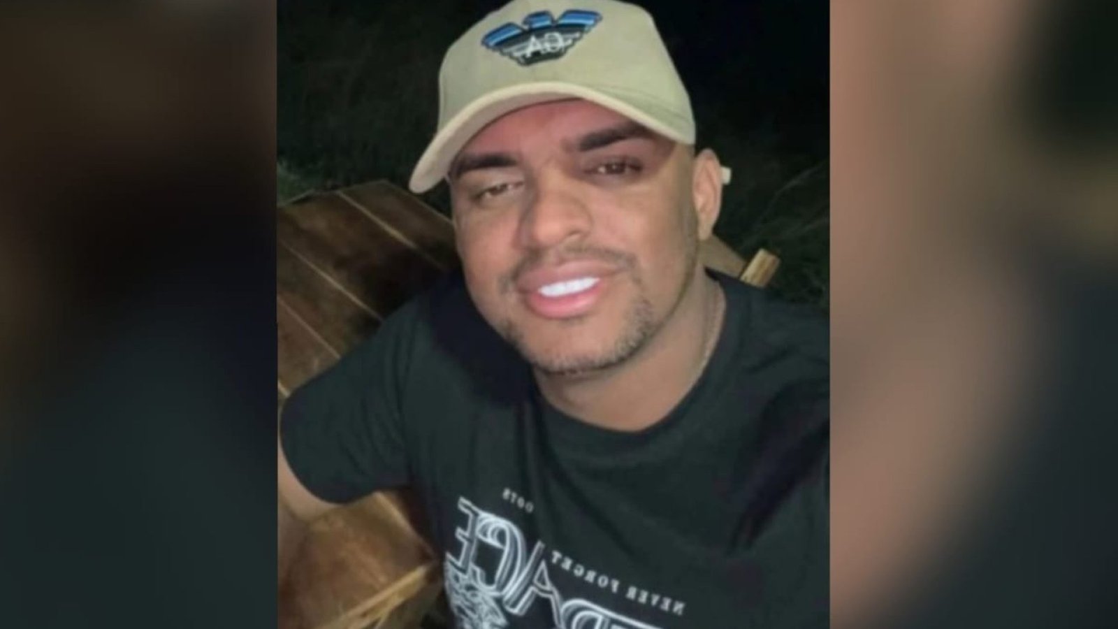 homens que chegaram ao local em uma moto. Ele tentou se esconder dentro de um co