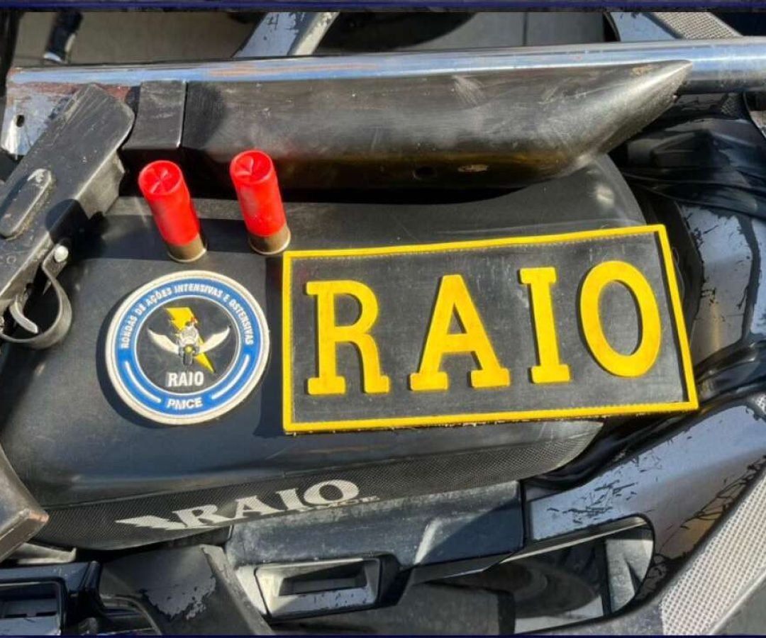 Cpraio localiza espingarda calibre 12 escondida em colchão em terreno baldio de Caucaia
