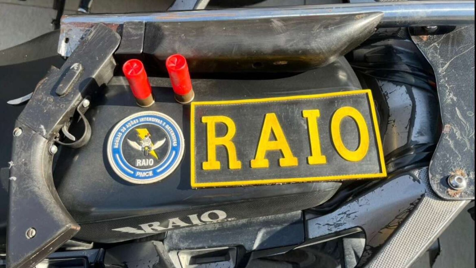 Cpraio localiza espingarda calibre 12 escondida em colchão em terreno baldio de Caucaia