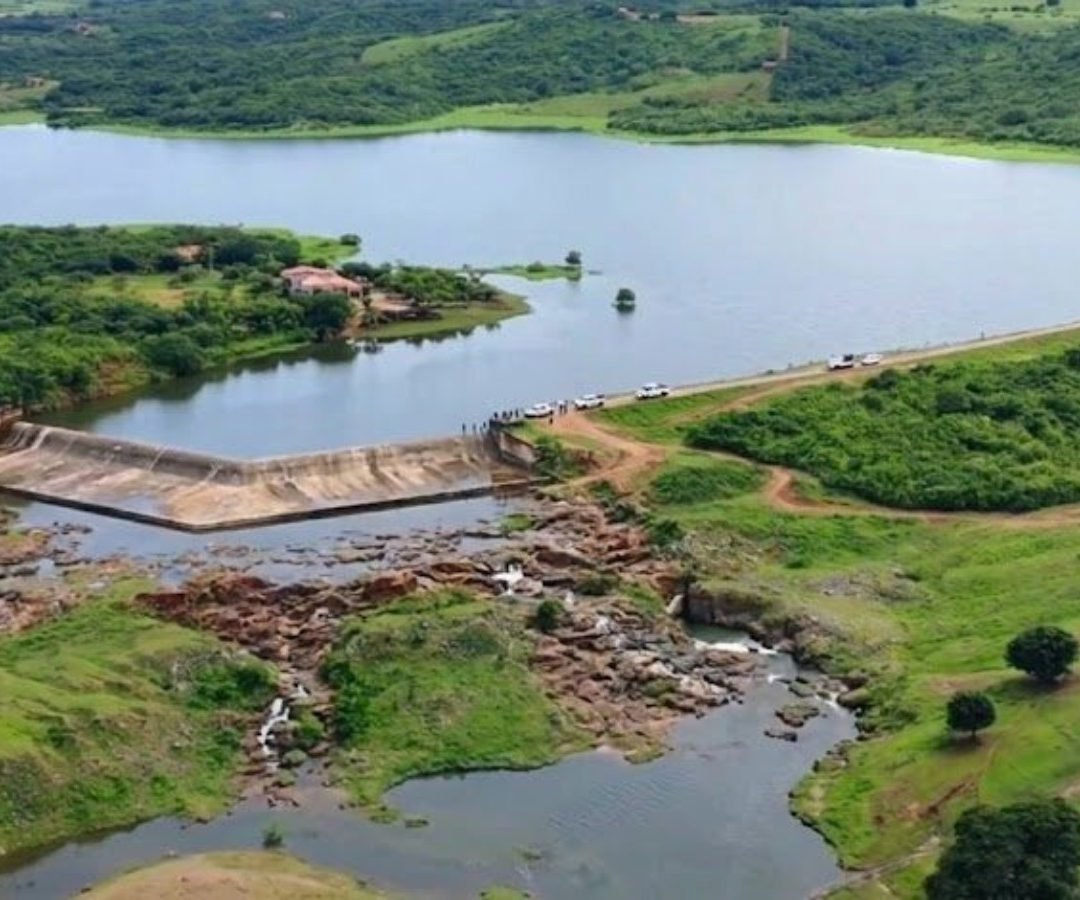 tamento do açude influencia diretamente o abastecimento, a irrigação e as ativid