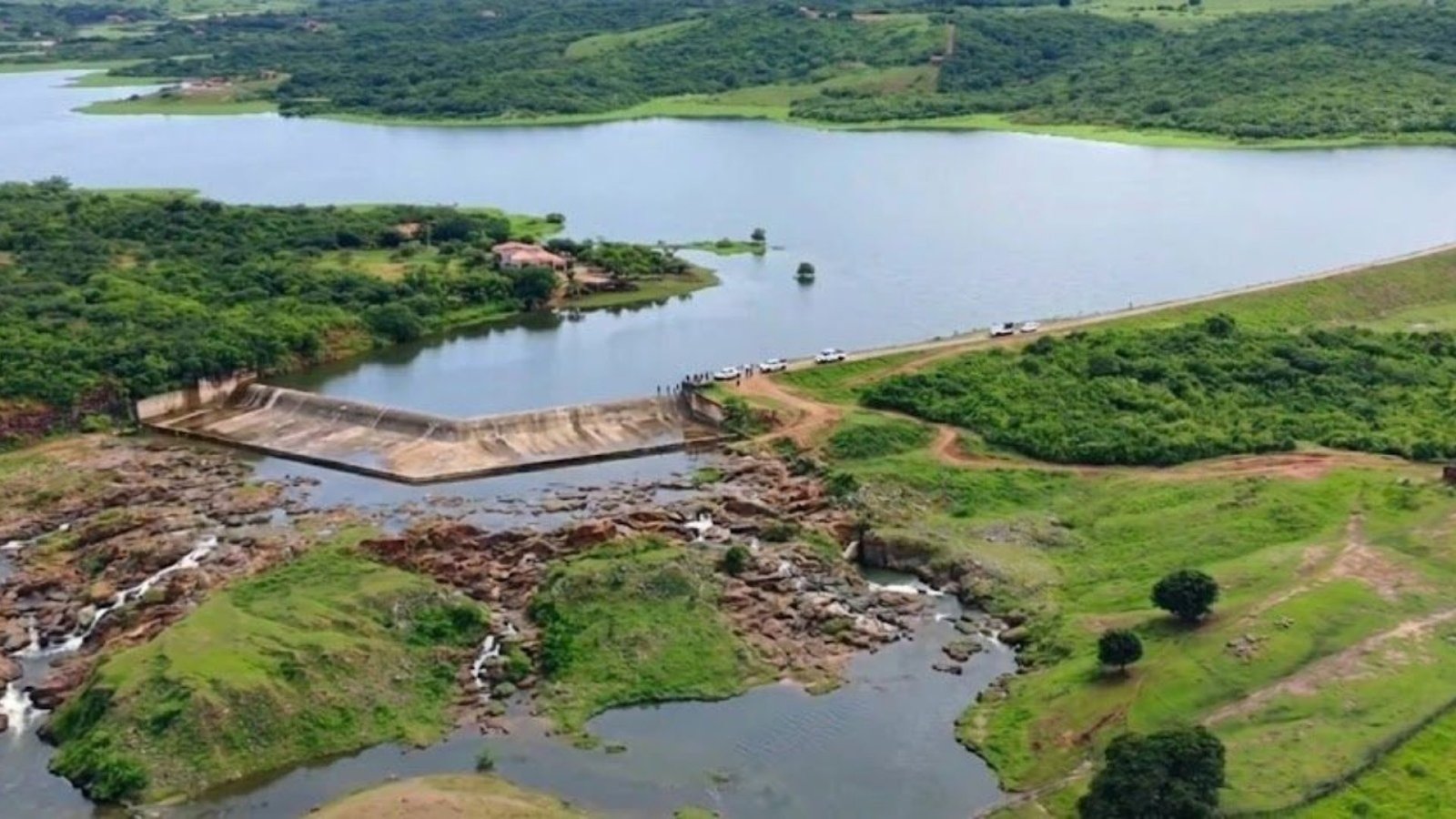 tamento do açude influencia diretamente o abastecimento, a irrigação e as ativid