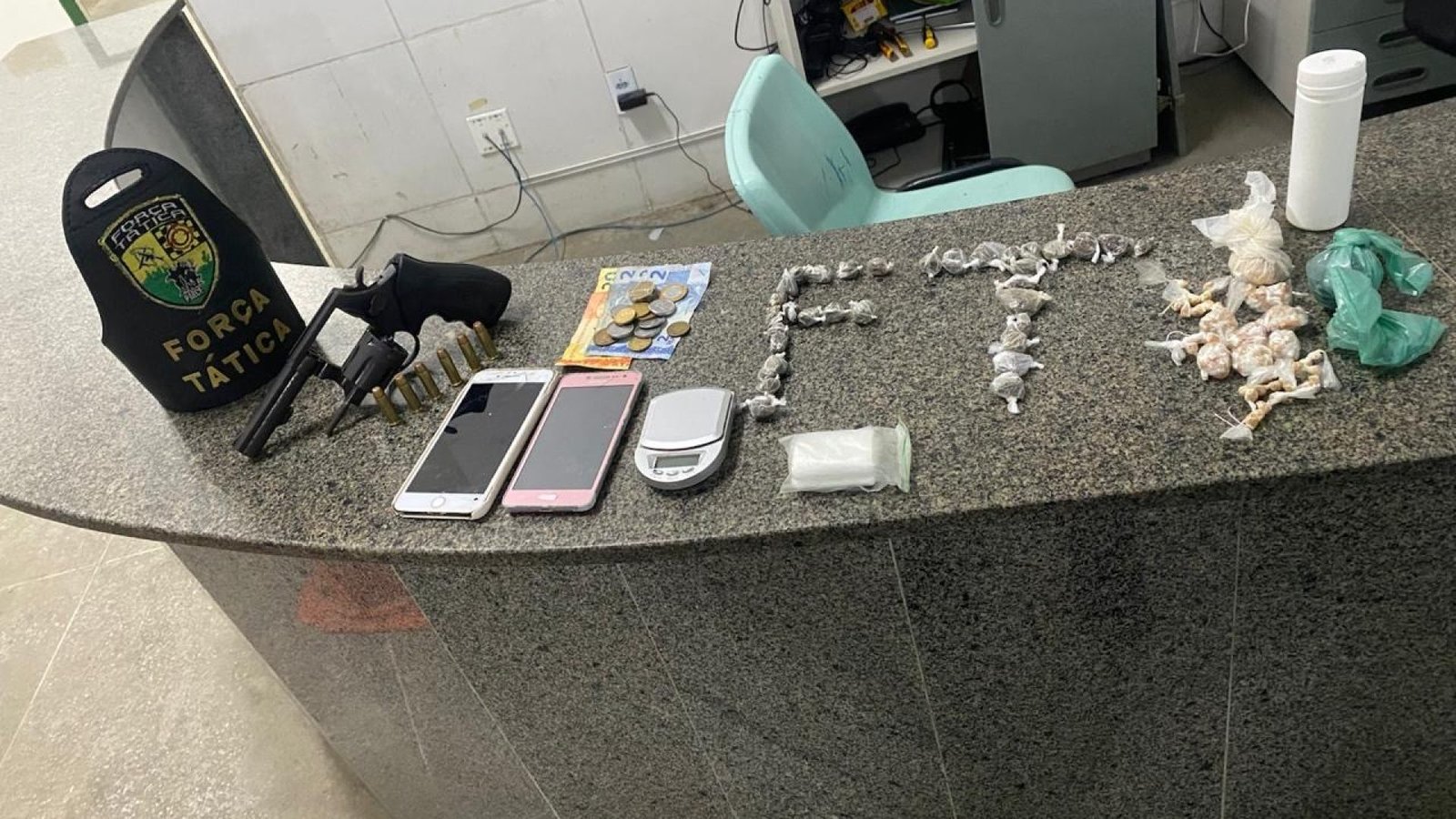 Operação em Horizonte: PMCE prende suspeito com arma e vasta quantidade de drogas