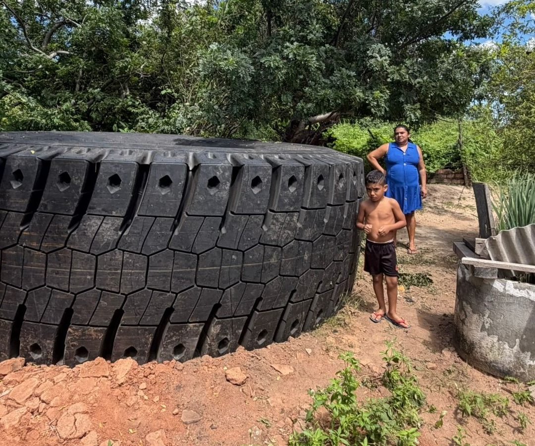 Casa atingida e prejuízo Pneus gigantes usados em veículos de mineração chegam a quatro metros de altura Mateus Ferreira/TV Verdes