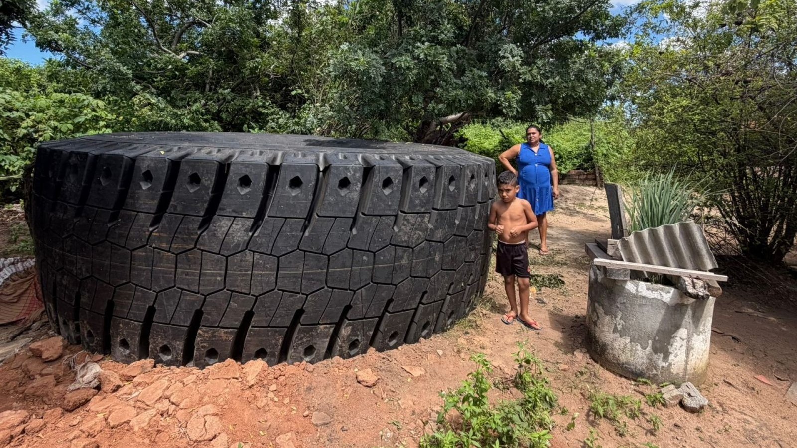 Casa atingida e prejuízo Pneus gigantes usados em veículos de mineração chegam a quatro metros de altura Mateus Ferreira/TV Verdes