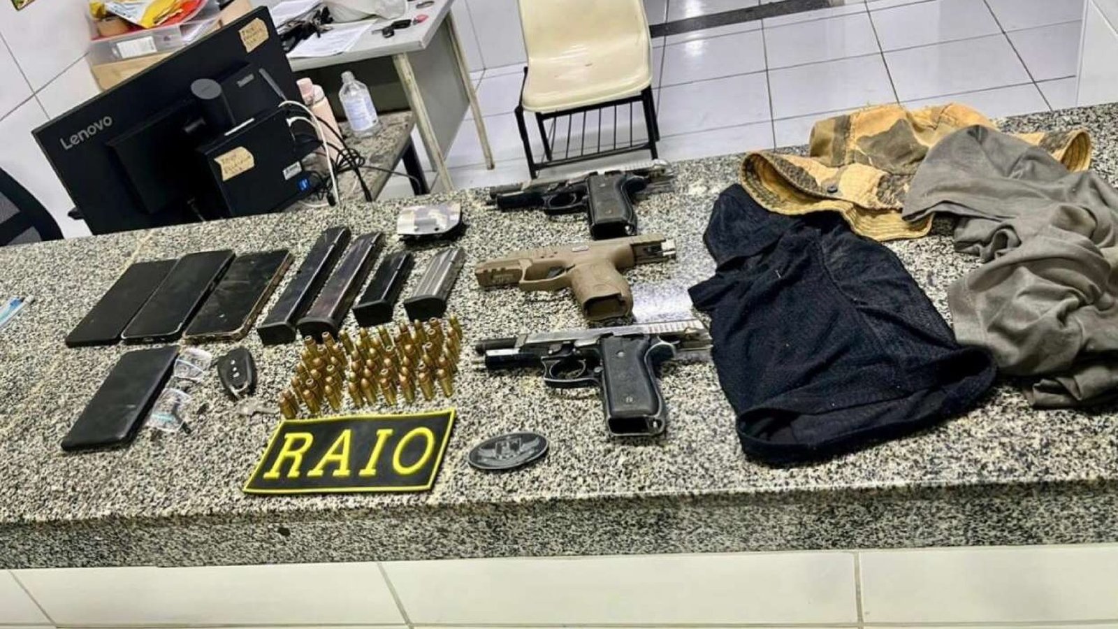 Polícia Militar do Ceará apreende arsenal e carro roubado após intenso confronto em Tauá