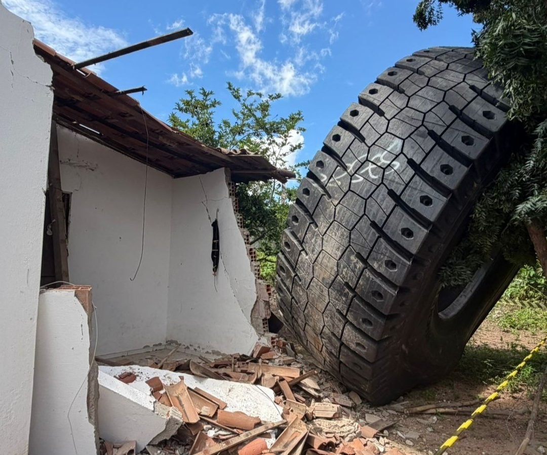 Pneus gigantes usados em veículos de mineração chegam a quatro metros de altura Mateus Ferreira/TV Verdes