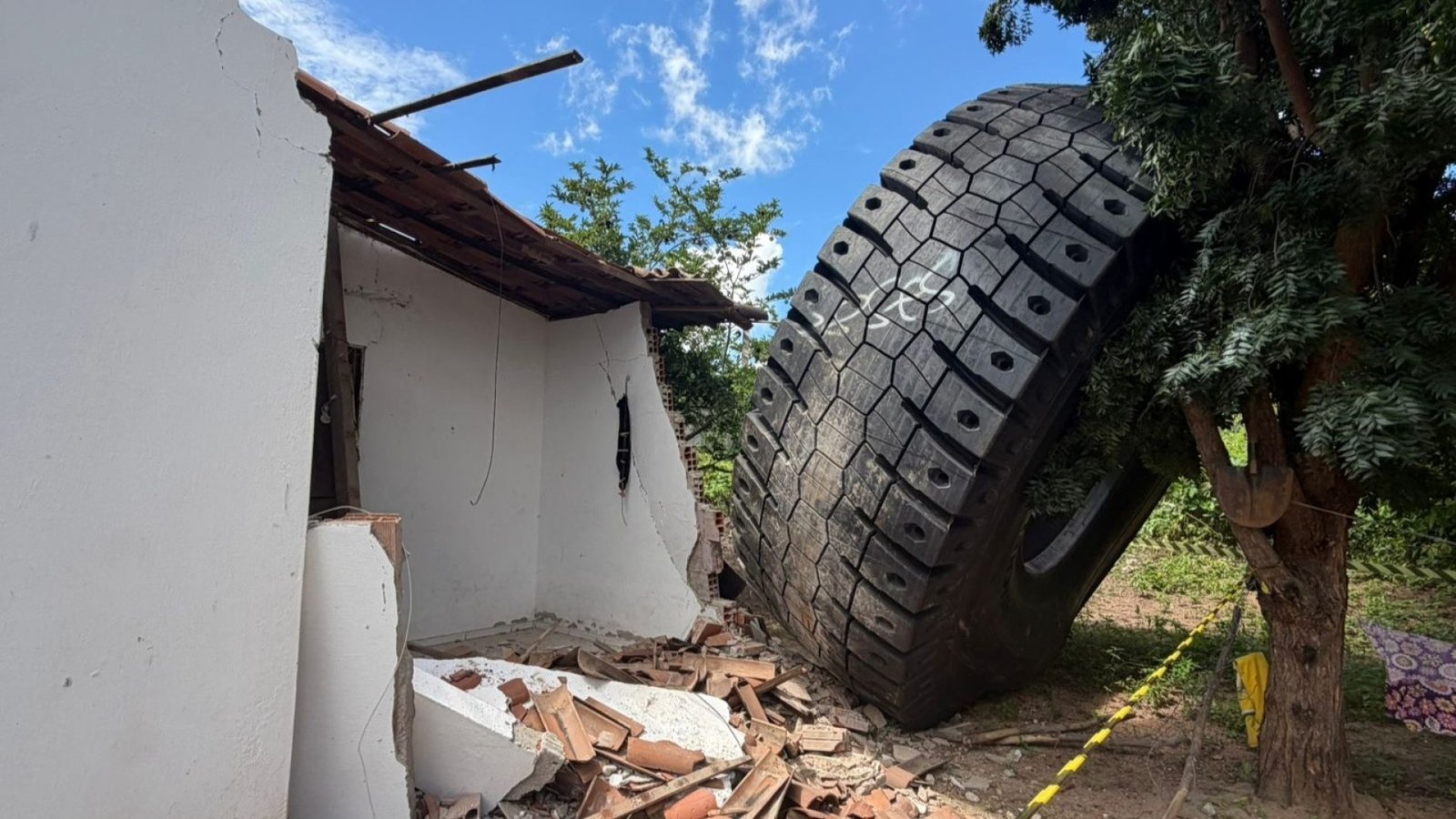 Pneus gigantes usados em veículos de mineração chegam a quatro metros de altura Mateus Ferreira/TV Verdes