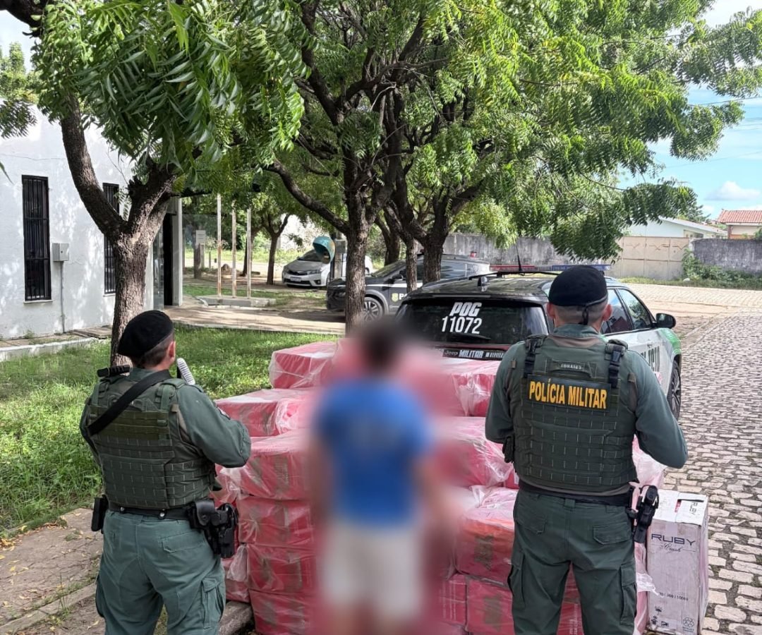PMCE intercepta grande carga de cigarros ilegais e prende suspeito por descaminho em Tabuleiro do Norte