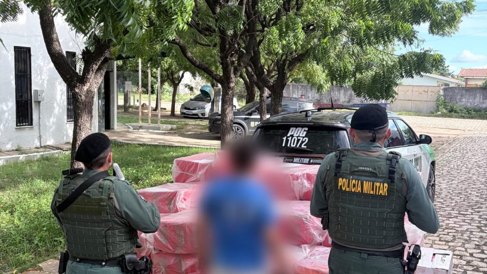 PMCE intercepta grande carga de cigarros ilegais e prende suspeito por descaminho em Tabuleiro do Norte