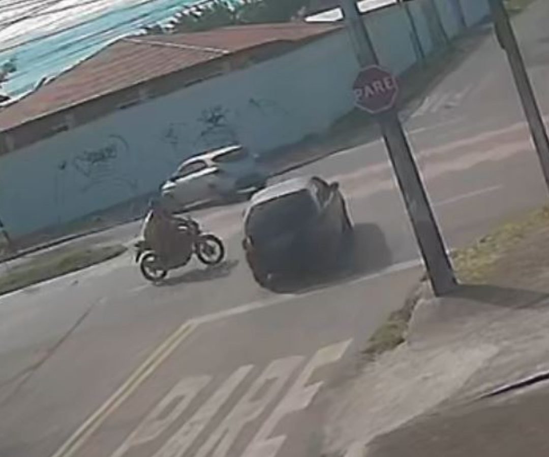 uma câmera de segurança. O carro estava na esquina da Rua Ricardo Araújo Braga e