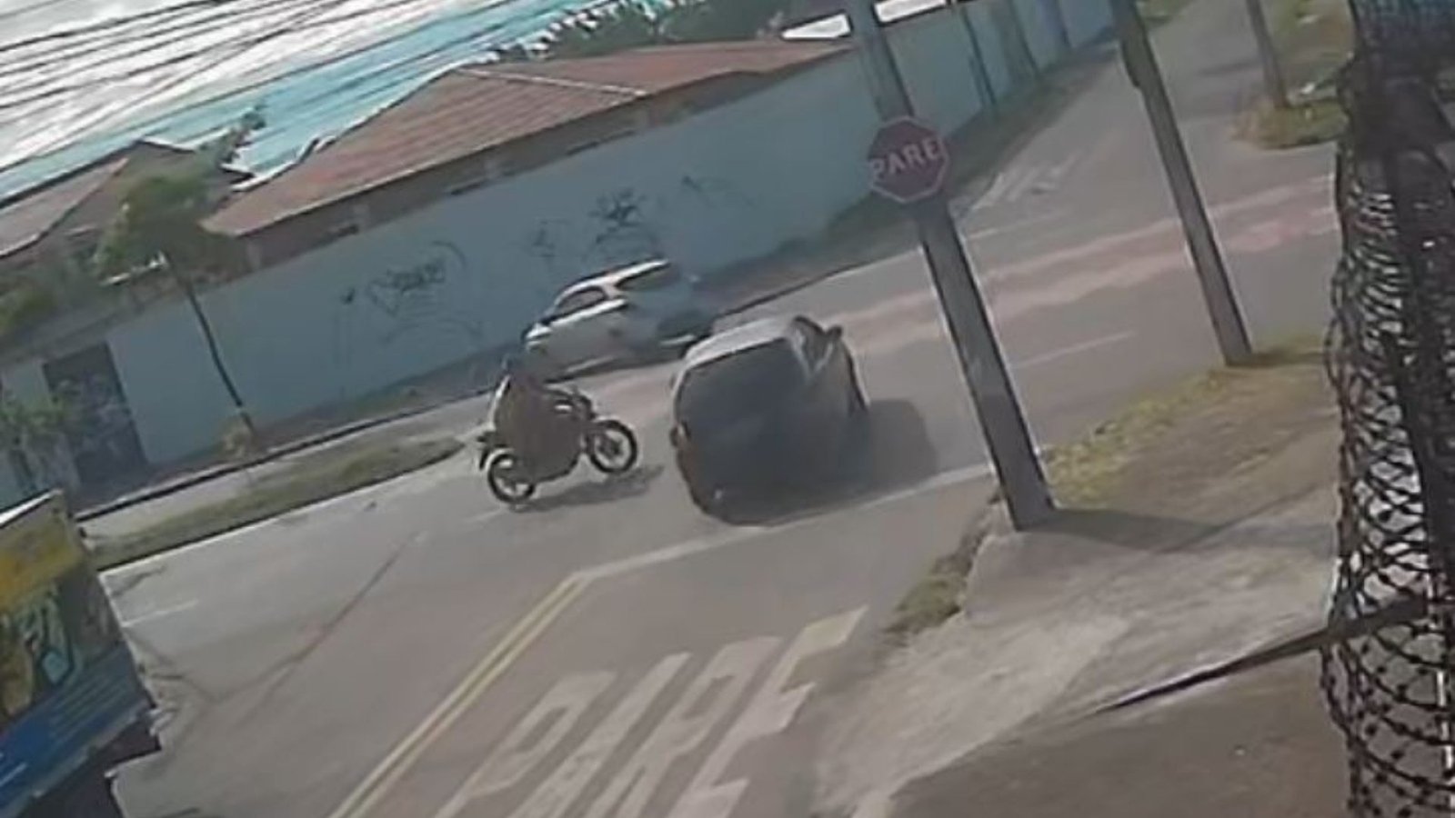 uma câmera de segurança. O carro estava na esquina da Rua Ricardo Araújo Braga e