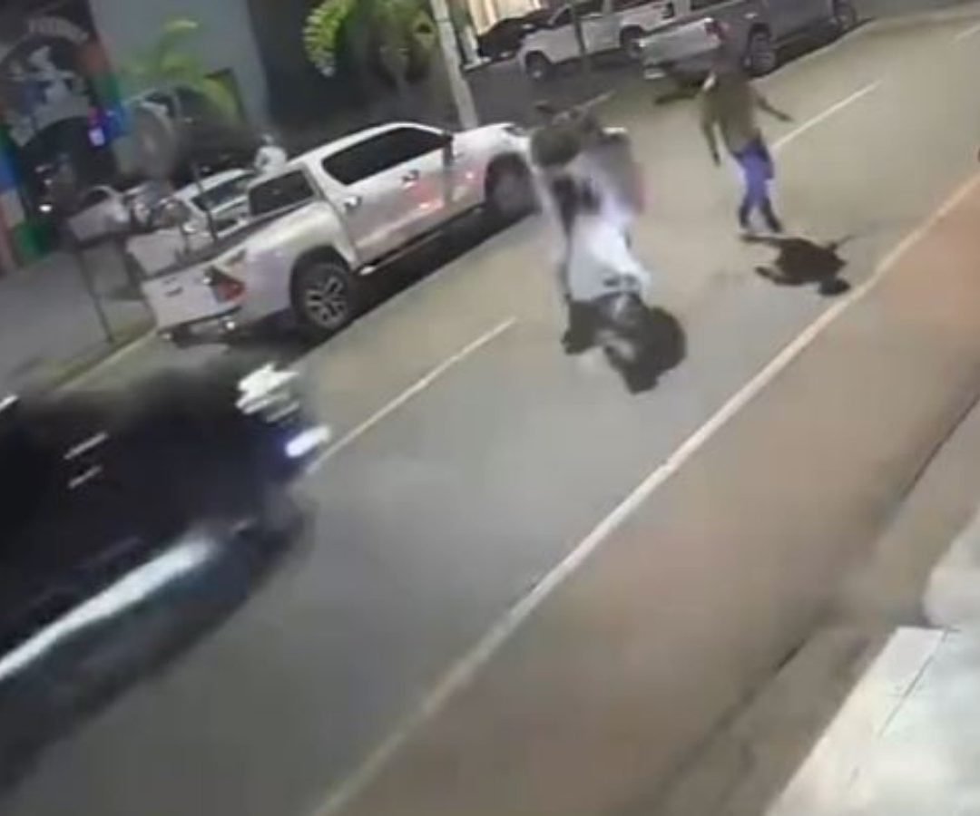 cima do servidor público que estava caído. Airton Ferreira Rocha Neto, de 33 ano