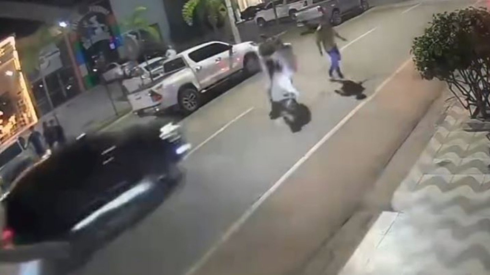 cima do servidor público que estava caído. Airton Ferreira Rocha Neto, de 33 ano