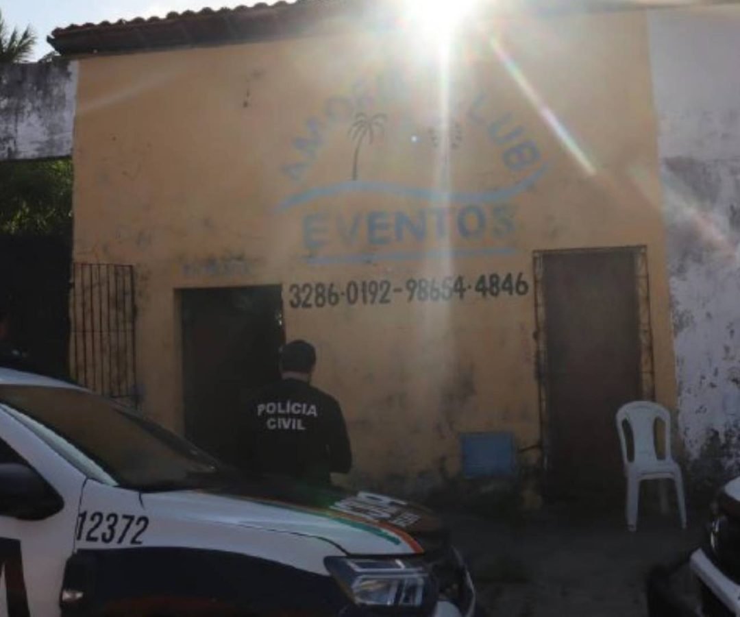 suspeita de envolvimento no assassinato de um idoso de 78 anos em casa. A vítima