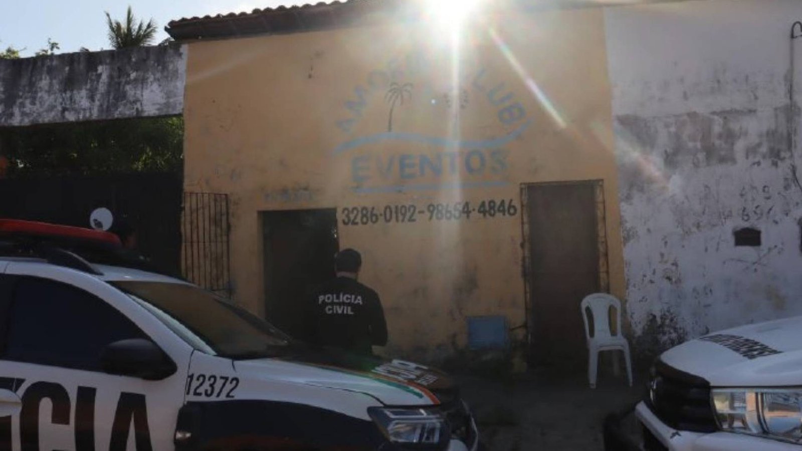 suspeita de envolvimento no assassinato de um idoso de 78 anos em casa. A vítima