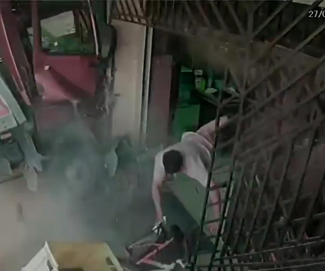 caminhão desgovernado na calçada de mercadinho às margens da BR-222, em Caucaia