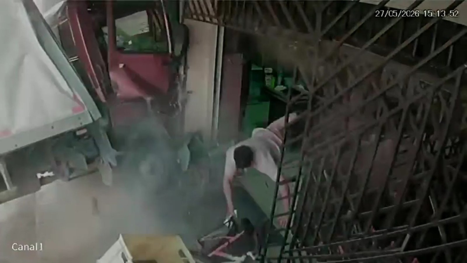 caminhão desgovernado na calçada de mercadinho às margens da BR-222, em Caucaia
