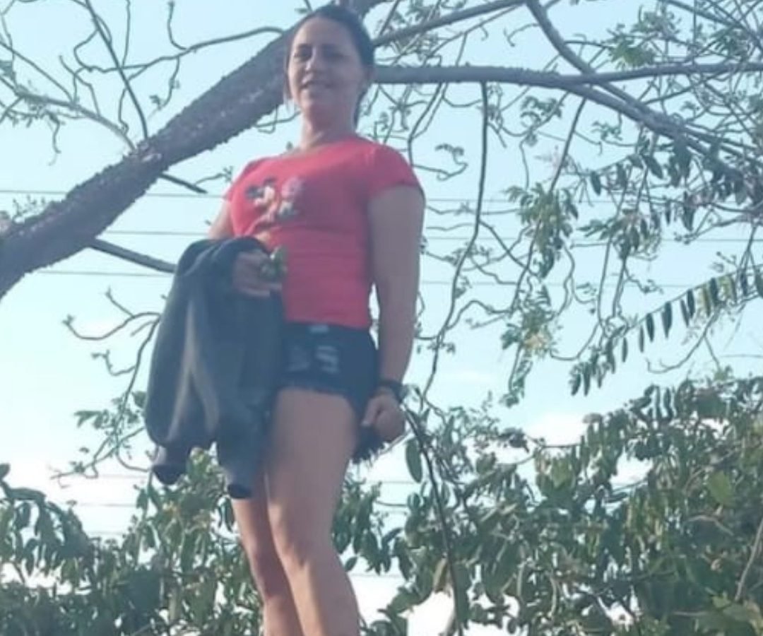 uma homem em uma praça na cidade de Itapiúna, no interior do Ceará, na noite des