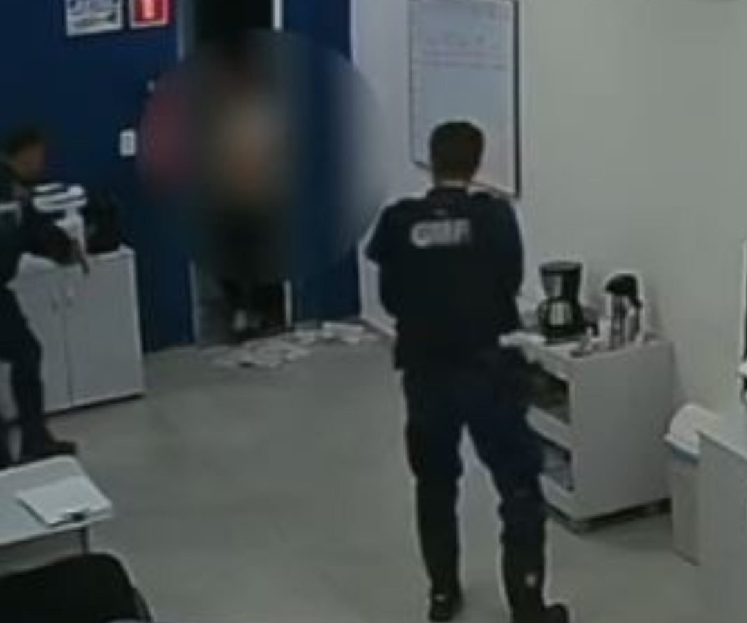 homem em escritório em Fortaleza Uma equipe da Guarda Municipal de Fortaleza res
