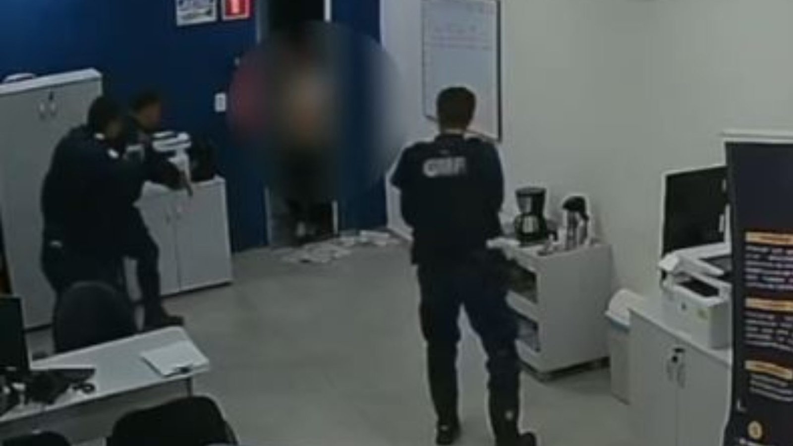 homem em escritório em Fortaleza Uma equipe da Guarda Municipal de Fortaleza res