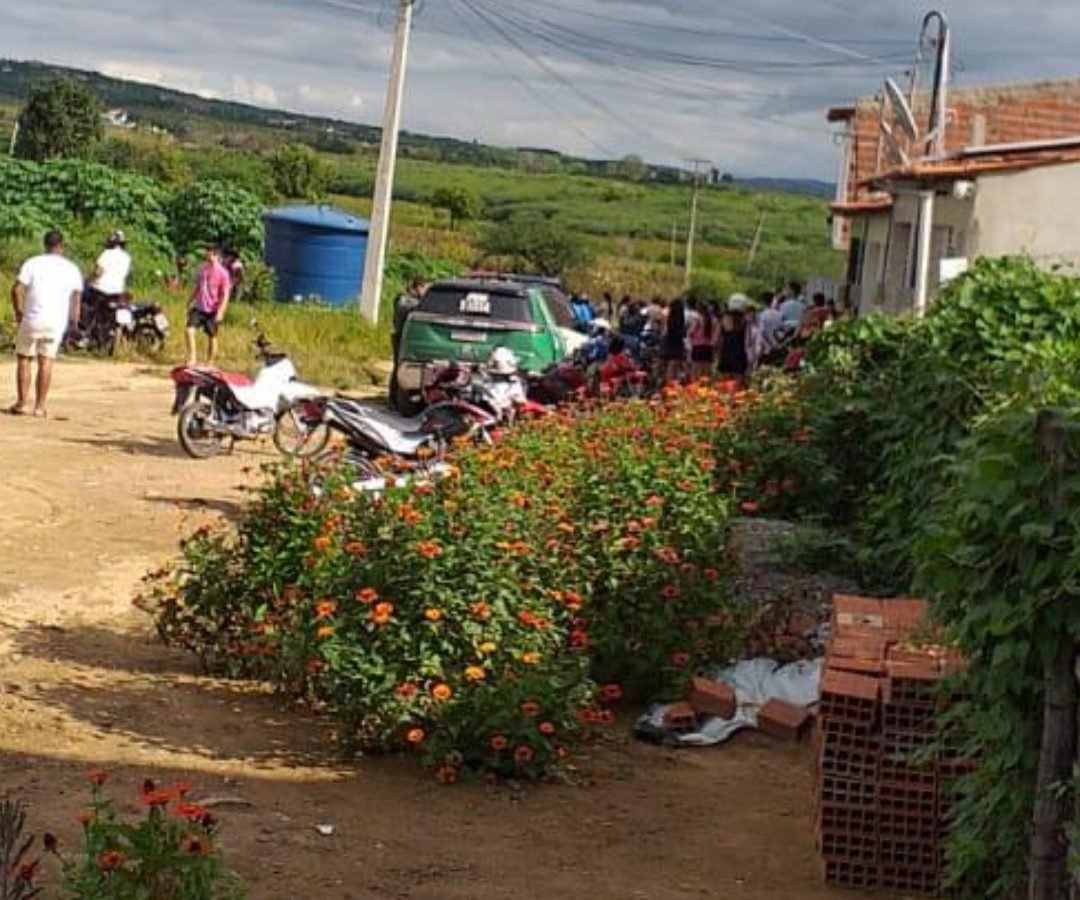 tão. Quando a jovem foi atender, a pessoa atirou contra ela. Também nas redes so