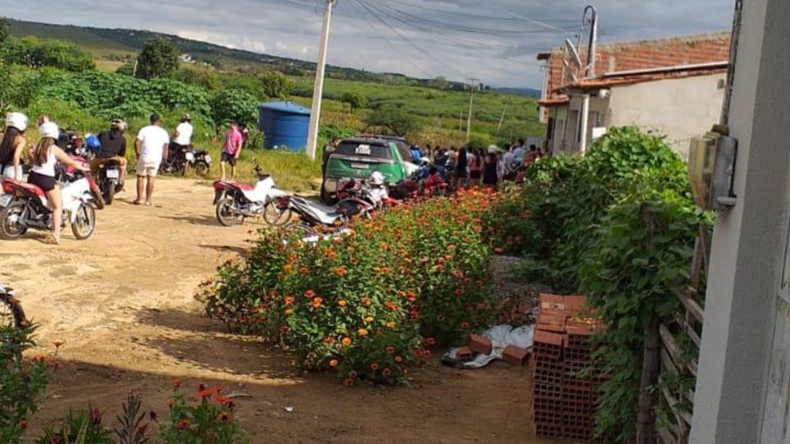 tão. Quando a jovem foi atender, a pessoa atirou contra ela. Também nas redes so